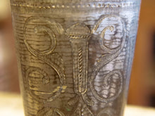 Carica l&#39;immagine nel visualizzatore di Gallery, Queste autentiche coppe di Lassi islamiche antiche dall&#39;India sono splendidamente incise con fiori elaborati e calligrafia islamica rara. Ho più sul mio negozio e ognuno si sente come un pezzo di storia artigiana indiana originale. Pesante, robusto, splendido e unicov bicchiere che rende anche un bel vaso. Le Coppe di Lassi sono di ottone.  Lassi è una bevanda Yoghurt che proviene dalle regioni indian