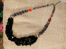 Carica l&#39;immagine nel visualizzatore di Gallery, collana con pietre semipreziose , pietre dure .  pietre naturali non tinte o alterate chimicamente , onice sfacettato, ametista , corniola ,lapis  . Pezzo unico assembrato artigianalmente .  lunghezza 45  peso 86 gr