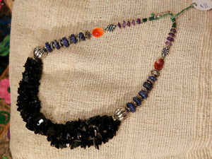 collana con pietre semipreziose , pietre dure .  pietre naturali non tinte o alterate chimicamente , onice sfacettato, ametista , corniola ,lapis  . Pezzo unico assembrato artigianalmente .  lunghezza 45  peso 86 gr