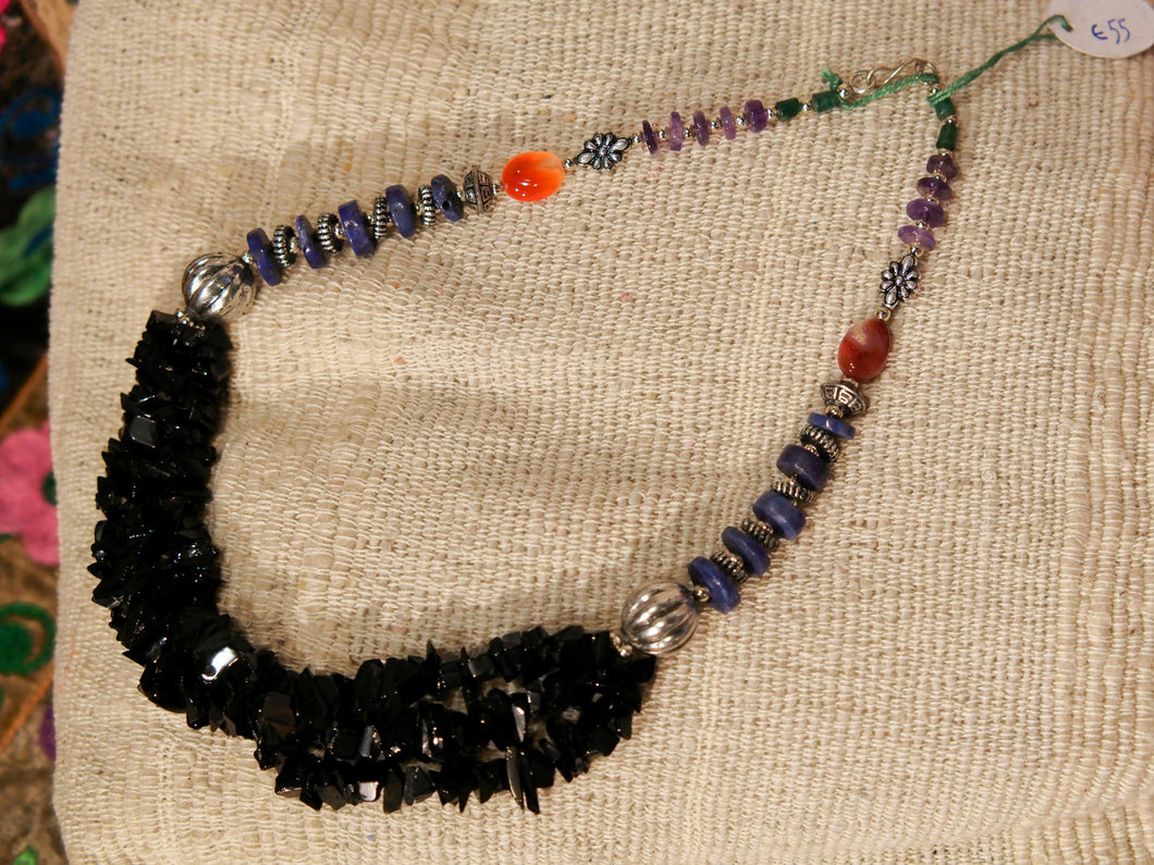 collana con pietre semipreziose , pietre dure .  pietre naturali non tinte o alterate chimicamente , onice sfacettato, ametista , corniola ,lapis  . Pezzo unico assembrato artigianalmente .  lunghezza 45  peso 86 gr