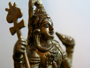 statuetta indiana in lega di metalli raffigurante kali Kālī è una divinità femminile hindu, manifestazione terribile, aggressiva e non materna della Dea.[1] Descritta come battagliera e feroce, Kālī (lett.: "La Nera") è spesso associata al dio Śiva, del quale, in alcuni testi, incarna gli aspetti complementari.