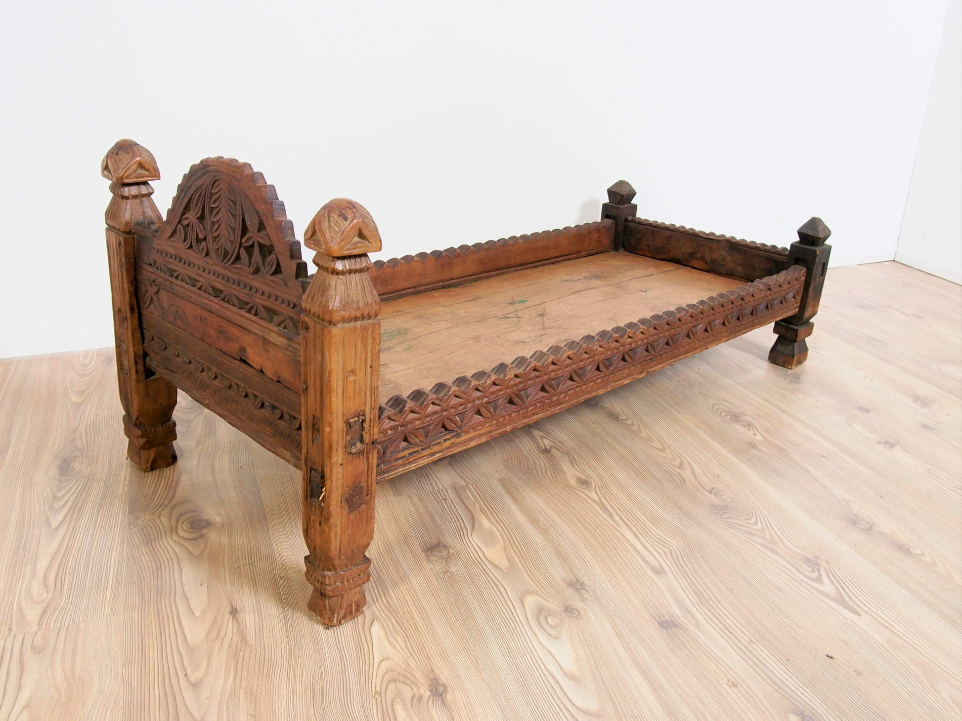 antico letto , tavolo indiano in legno di teak massello  mobile databile primi 900 inciso finemente .  costruito interamente ad incastro senza l'utilizzo di parti in metallo . Usato in principio come letto , tavolo , mobile da lavoro .