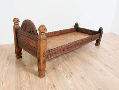 antico letto , tavolo indiano in legno di teak massello  mobile databile primi 900 inciso finemente .  costruito interamente ad incastro senza l'utilizzo di parti in metallo . Usato in principio come letto , tavolo , mobile da lavoro .