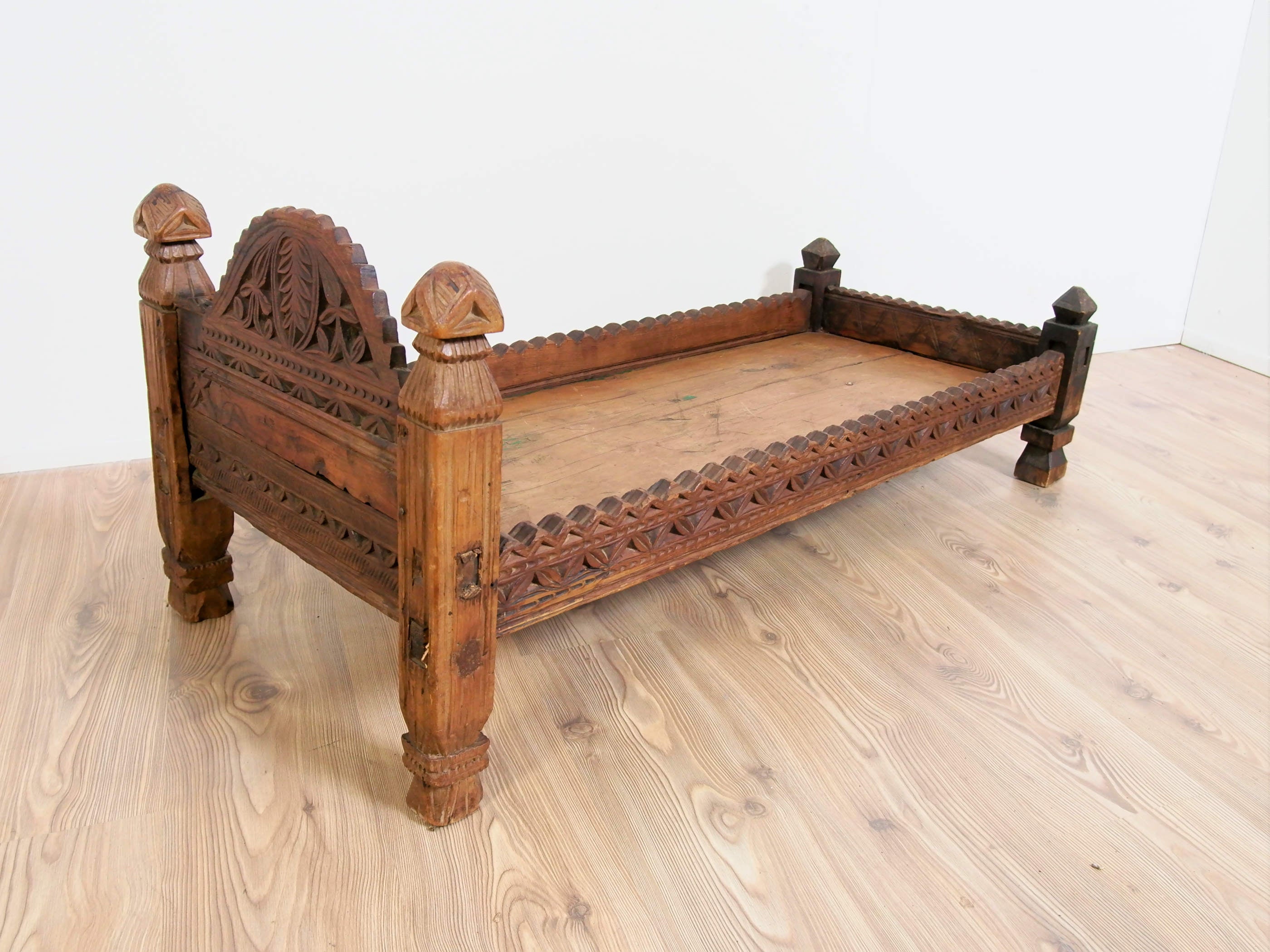 antico letto , tavolo indiano in legno di teak massello  mobile databile primi 900 inciso finemente .  costruito interamente ad incastro senza l'utilizzo di parti in metallo . Usato in principio come letto , tavolo , mobile da lavoro .