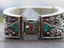Carica l&#39;immagine nel visualizzatore di Gallery, bracciale in argento con turchese e corallo, cesellatura a rilievo. pezzo unico raro e di difficile lavorazione, parti a sbalzo, incastonatura.  altezza bracciale 4cm spessore massmo 0,5 cm peso 110 gr  per ulteriori info o foto mail info@etniko.it whatsapp 00393338778241
