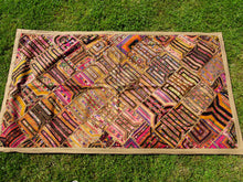 Carica l&#39;immagine nel visualizzatore di Gallery, vecchio arazzo in cotone e specchietti, lavorato artigianalmente a mano con tecnica patchwork.  per ogni pezzo ci possono volere mesi di lavoro sia per i ricami che per la ricerca di elementi, pezzi di tessuto antico, da abbinare all&#39;arazzo.  tipici dell&#39;india del nord, in Rajasthan  l&#39;arazzo in casa è simbolo di fortuna e prosperità.  Pezzo Unico. Ideale come tessuto da appendere a parete ma si puo&#39; impiegare anche come tappeto.    Dimensioni 100x180cm