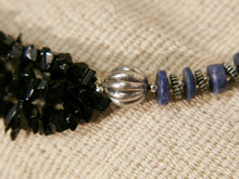 Carica l&#39;immagine nel visualizzatore di Gallery, collana con pietre semipreziose , pietre dure .  pietre naturali non tinte o alterate chimicamente , onice sfacettato, ametista , corniola ,lapis  . Pezzo unico assembrato artigianalmente .  lunghezza 45  peso 86 gr