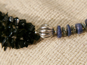 collana con pietre semipreziose , pietre dure .  pietre naturali non tinte o alterate chimicamente , onice sfacettato, ametista , corniola ,lapis  . Pezzo unico assembrato artigianalmente .  lunghezza 45  peso 86 gr