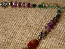 Carica l&#39;immagine nel visualizzatore di Gallery, collana con pietre semipreziose , pietre dure .  pietre naturali non tinte o alterate chimicamente , onice sfacettato, ametista , corniola ,lapis  . Pezzo unico assembrato artigianalmente .  lunghezza 45  peso 86 gr