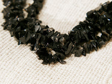 Carica l&#39;immagine nel visualizzatore di Gallery, collana con pietre semipreziose , pietre dure .  pietre naturali non tinte o alterate chimicamente , onice sfacettato, ametista , corniola ,lapis  . Pezzo unico assembrato artigianalmente .  lunghezza 45  peso 86 gr