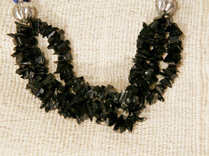 collana con pietre semipreziose , pietre dure .  pietre naturali non tinte o alterate chimicamente , onice sfacettato, ametista , corniola ,lapis  . Pezzo unico assembrato artigianalmente .  lunghezza 45  peso 86 gr