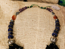 Carica l&#39;immagine nel visualizzatore di Gallery, collana con pietre semipreziose , pietre dure .  pietre naturali non tinte o alterate chimicamente , onice sfacettato, ametista , corniola ,lapis  . Pezzo unico assembrato artigianalmente .  lunghezza 45  peso 86 gr