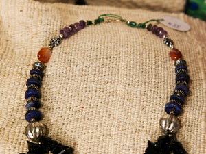 collana con pietre semipreziose , pietre dure .  pietre naturali non tinte o alterate chimicamente , onice sfacettato, ametista , corniola ,lapis  . Pezzo unico assembrato artigianalmente .  lunghezza 45  peso 86 gr