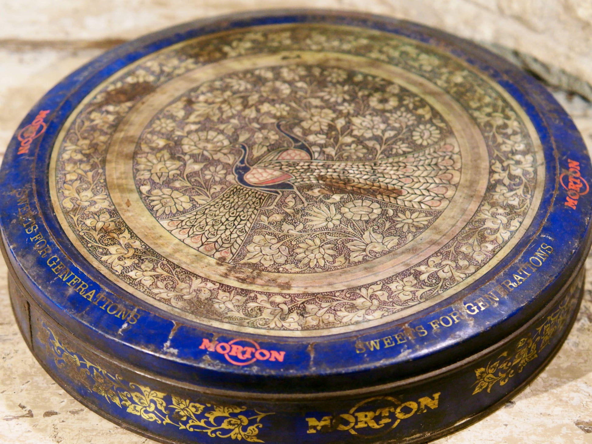Scatola In Latta Vintage.  Provenienza India. Dimensioni diam.29xh6cm. 