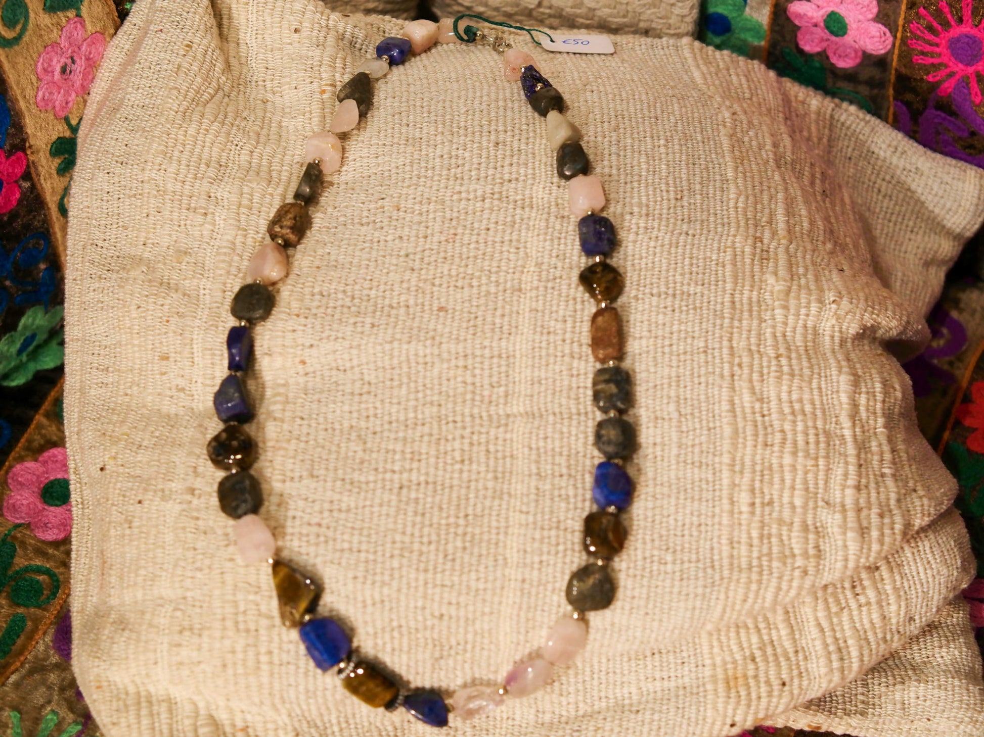 collana con pietre semipreziose , pietre dure .  pietre naturali non tinte o alterate chimicamente , onice, ametista , corniola ,lapis, quarzi  .. . Pezzo unico assemblato artigianalmente .  lunghezza 70 cm  peso 90 gr