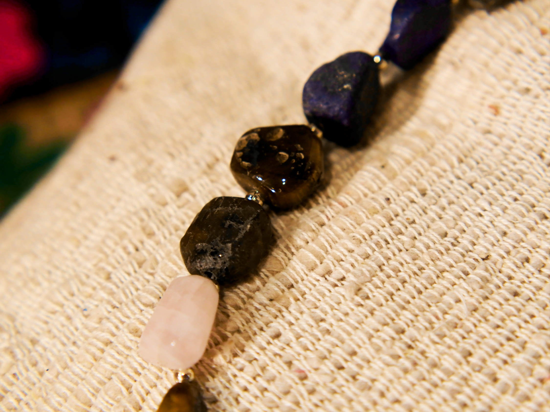 collana con pietre semipreziose , pietre dure .  pietre naturali non tinte o alterate chimicamente , onice, ametista , corniola ,lapis, quarzi  .. . Pezzo unico assemblato artigianalmente .  lunghezza 70 cm  peso 90 gr
