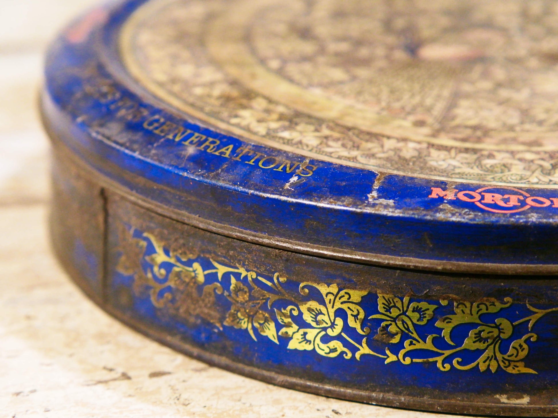 Scatola In Latta Vintage.  Provenienza India. Dimensioni diam.29xh6cm. 