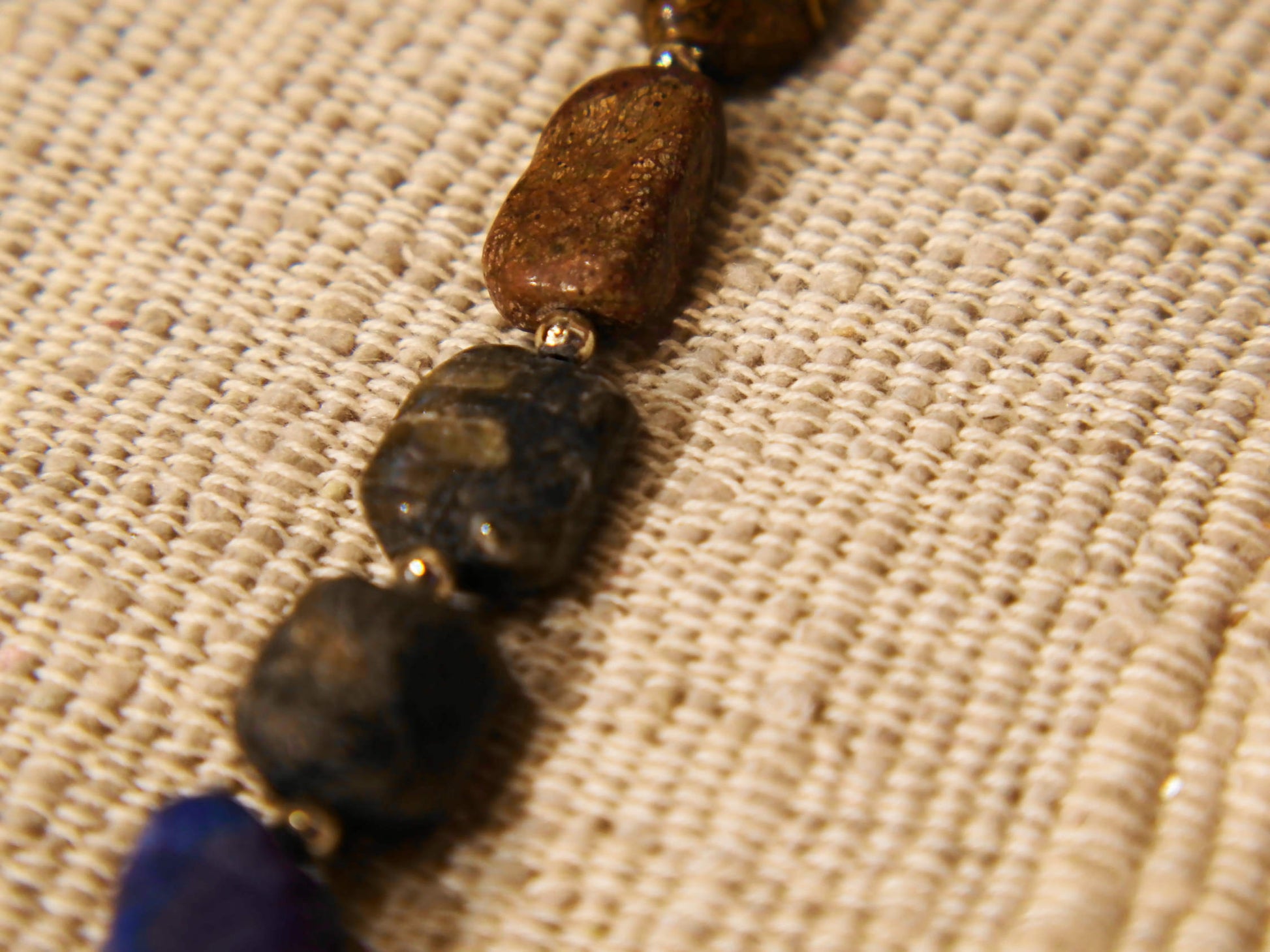 collana con pietre semipreziose , pietre dure .  pietre naturali non tinte o alterate chimicamente , onice, ametista , corniola ,lapis, quarzi  .. . Pezzo unico assemblato artigianalmente .  lunghezza 70 cm  peso 90 gr