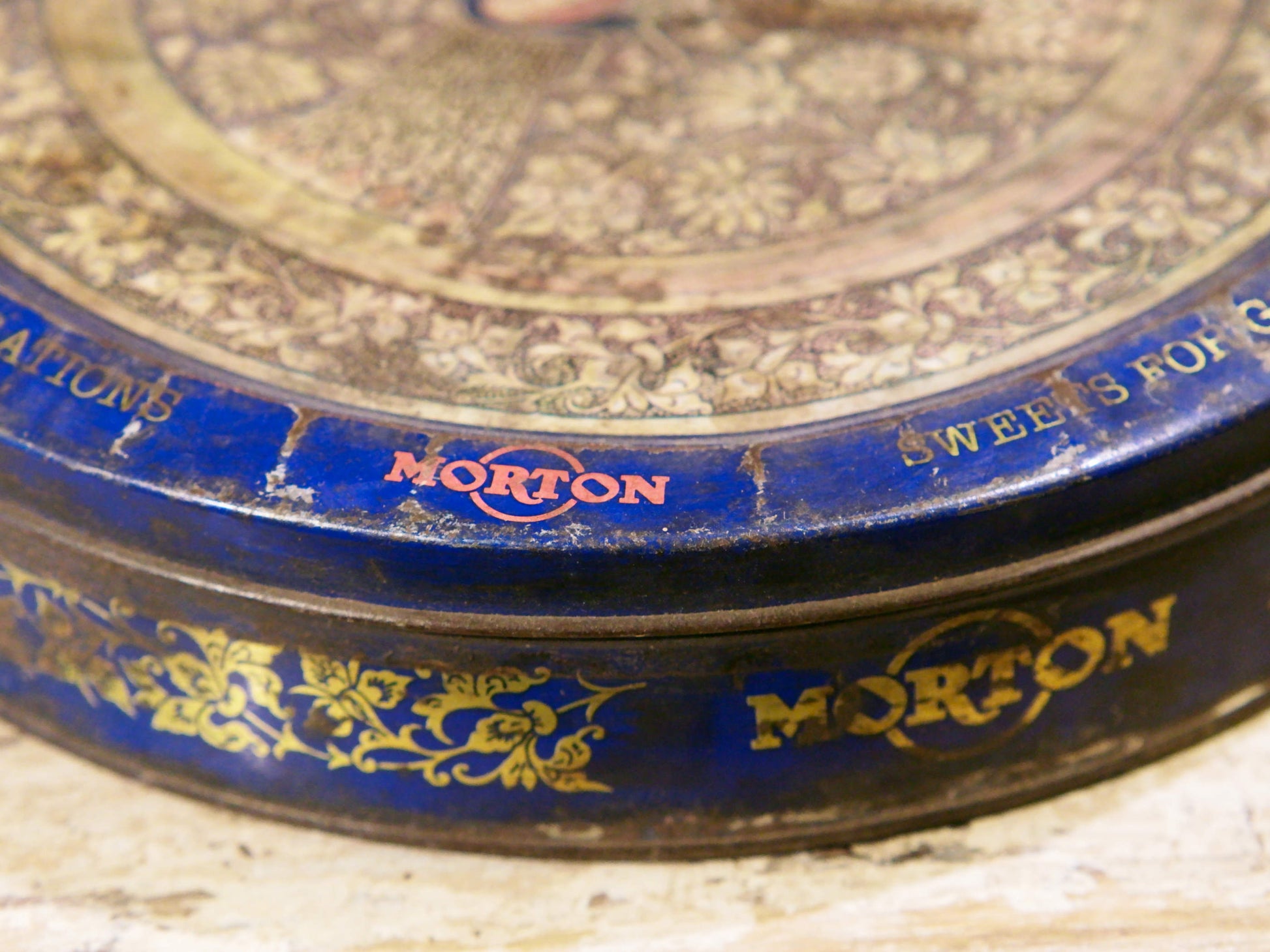 Scatola In Latta Vintage.  Provenienza India. Dimensioni diam.29xh6cm. 
