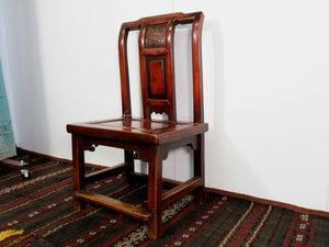 sedia cinese in legno di olmo naturale con incisione  sgabello databile prima metà 900 , lavorata artigianalmente , pezzo unico conservato al 100% , nessun elemento è stato sostituito o rifatto .  misure 45 x 36 h. 80 