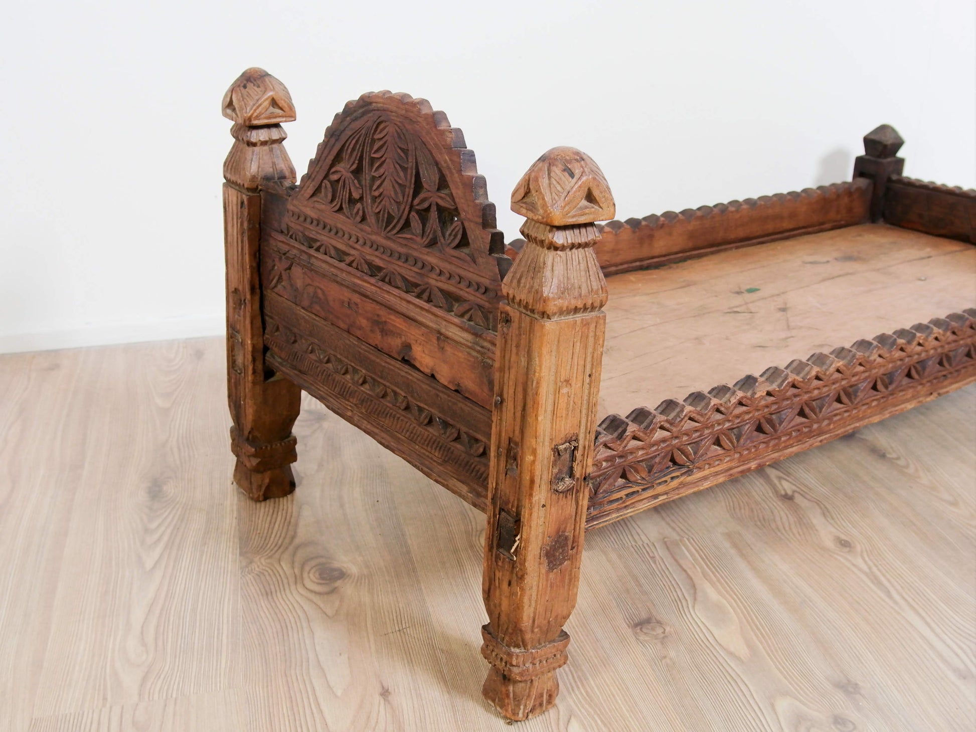 antico letto , tavolo indiano in legno di teak massello  mobile databile primi 900 inciso finemente .  costruito interamente ad incastro senza l'utilizzo di parti in metallo . Usato in principio come letto , tavolo , mobile da lavoro .