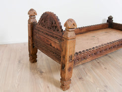 antico letto , tavolo indiano in legno di teak massello  mobile databile primi 900 inciso finemente .  costruito interamente ad incastro senza l'utilizzo di parti in metallo . Usato in principio come letto , tavolo , mobile da lavoro .