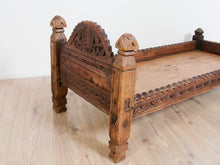 Carica l&#39;immagine nel visualizzatore di Gallery, antico letto , tavolo indiano in legno di teak massello  mobile databile primi 900 inciso finemente .  costruito interamente ad incastro senza l&#39;utilizzo di parti in metallo . Usato in principio come letto , tavolo , mobile da lavoro .