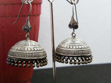 Carica l&#39;immagine nel visualizzatore di Gallery, orecchini indiani lapadario , tipico orecchino indiano del Rajasthan lavorato artigianalmente databile primi 900 .  pezzo unico  dimensioni 6 x 4 cm  peso 42 gr 