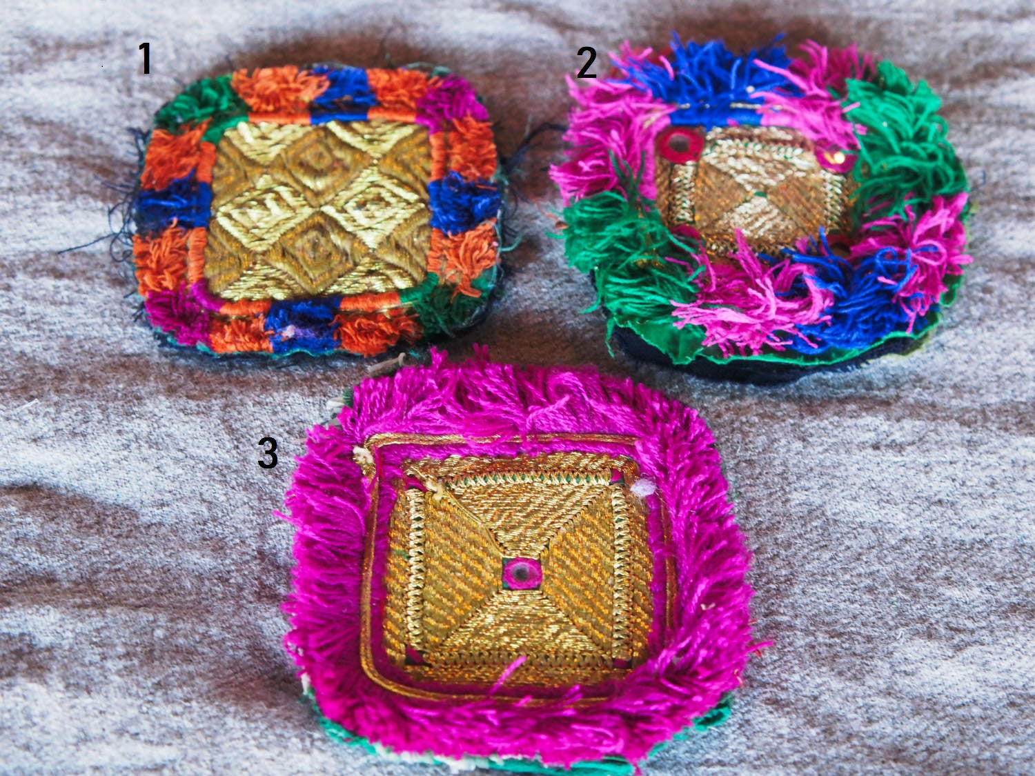 vecchio tessuto indiano ricamato , pezzo unico lavorato a mano in ogni parte con filo in cotone , filo oro e perline . tipico del gujarat usato come decoro ed addobbo .  misure 12x9 x1  cm indicative ( + / - 1 cm)  peso 40/45 gr   indicare sull'ordine il numero scelto   disponibili vari colori e dimensioni  contattare per info  0039 3338778241 info@etniko.it  fb/ig etniko by crosato