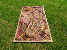 Carica l&#39;immagine nel visualizzatore di Gallery, vecchio arazzo in cotone e specchietti, lavorato artigianalmente a mano con tecnica patchwork.  per ogni pezzo ci possono volere mesi di lavoro sia per i ricami che per la ricerca di elementi, pezzi di tessuto antico, da abbinare all&#39;arazzo.  tipici dell&#39;india del nord, in Rajasthan  l&#39;arazzo in casa è simbolo di fortuna e prosperità.  Pezzo Unico. Ideale come tessuto da appendere a parete ma si puo&#39; impiegare anche come tappeto.    Dimensioni 100x180cm