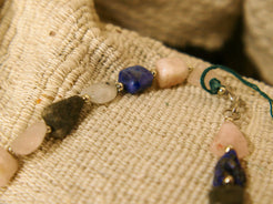 collana con pietre semipreziose , pietre dure .  pietre naturali non tinte o alterate chimicamente , onice, ametista , corniola ,lapis, quarzi  .. . Pezzo unico assemblato artigianalmente .  lunghezza 70 cm  peso 90 gr