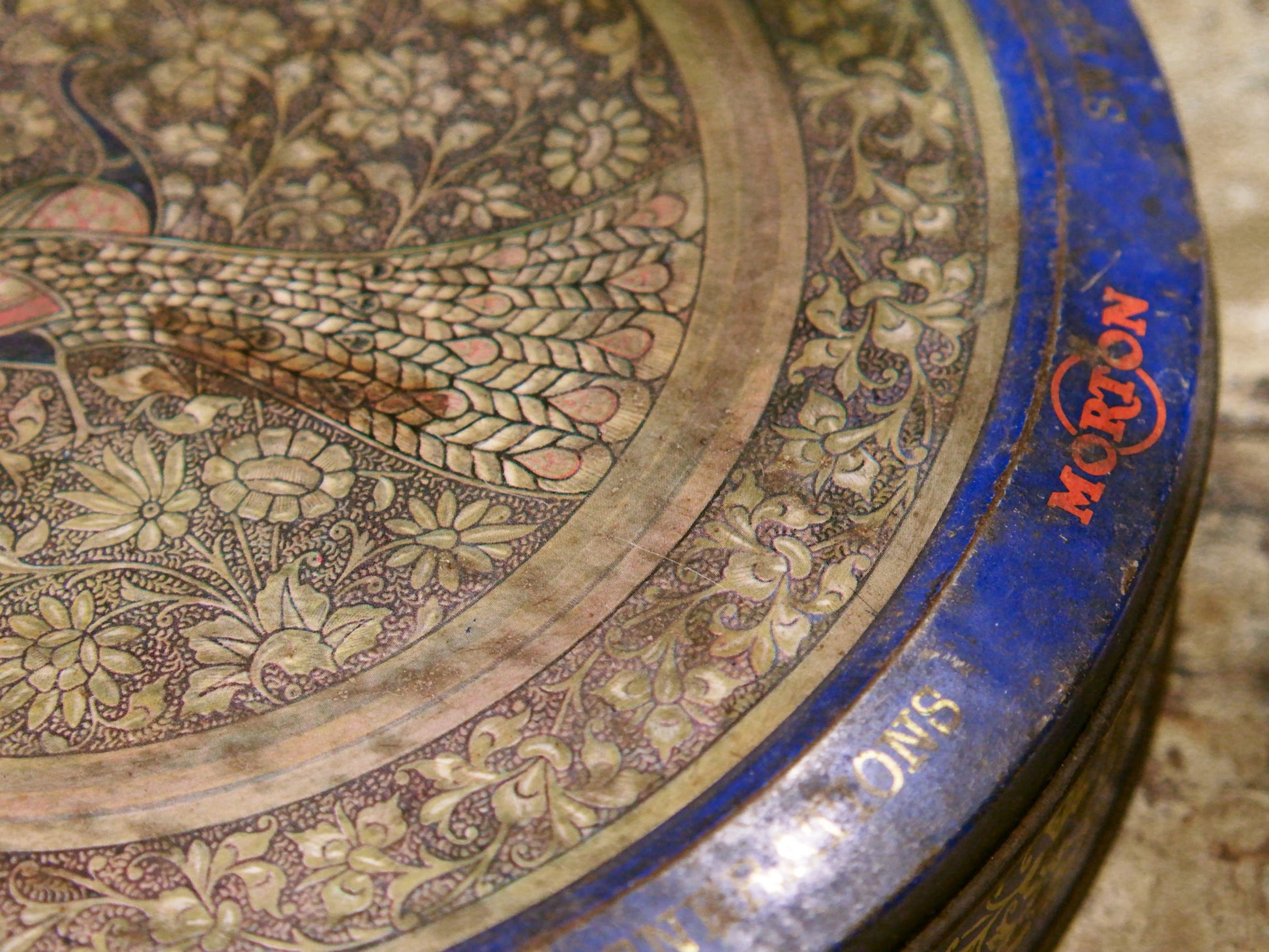 Scatola In Latta Vintage.  Provenienza India. Dimensioni diam.29xh6cm. 