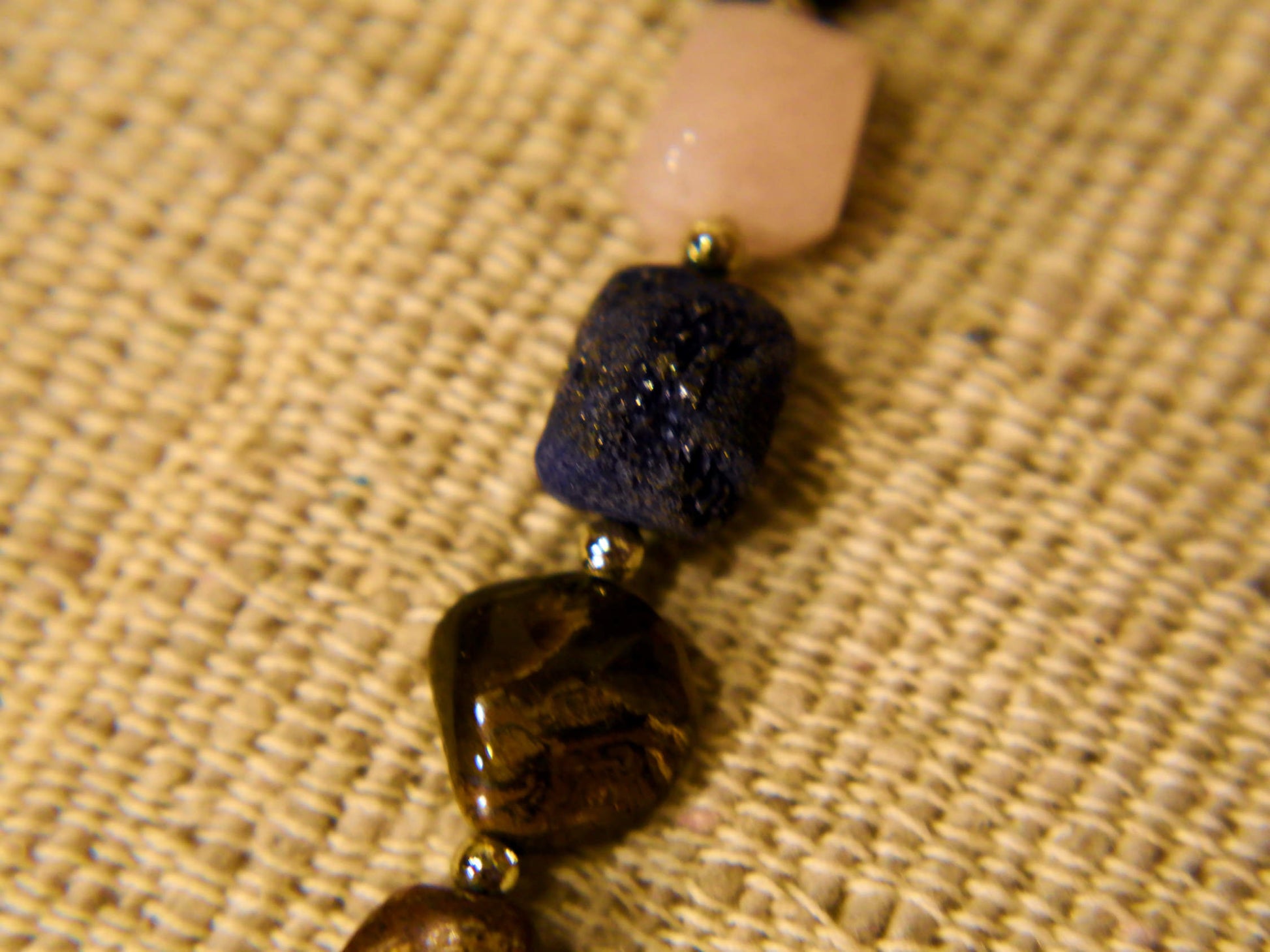 collana con pietre semipreziose , pietre dure .  pietre naturali non tinte o alterate chimicamente , onice, ametista , corniola ,lapis, quarzi  .. . Pezzo unico assemblato artigianalmente .  lunghezza 70 cm  peso 90 gr