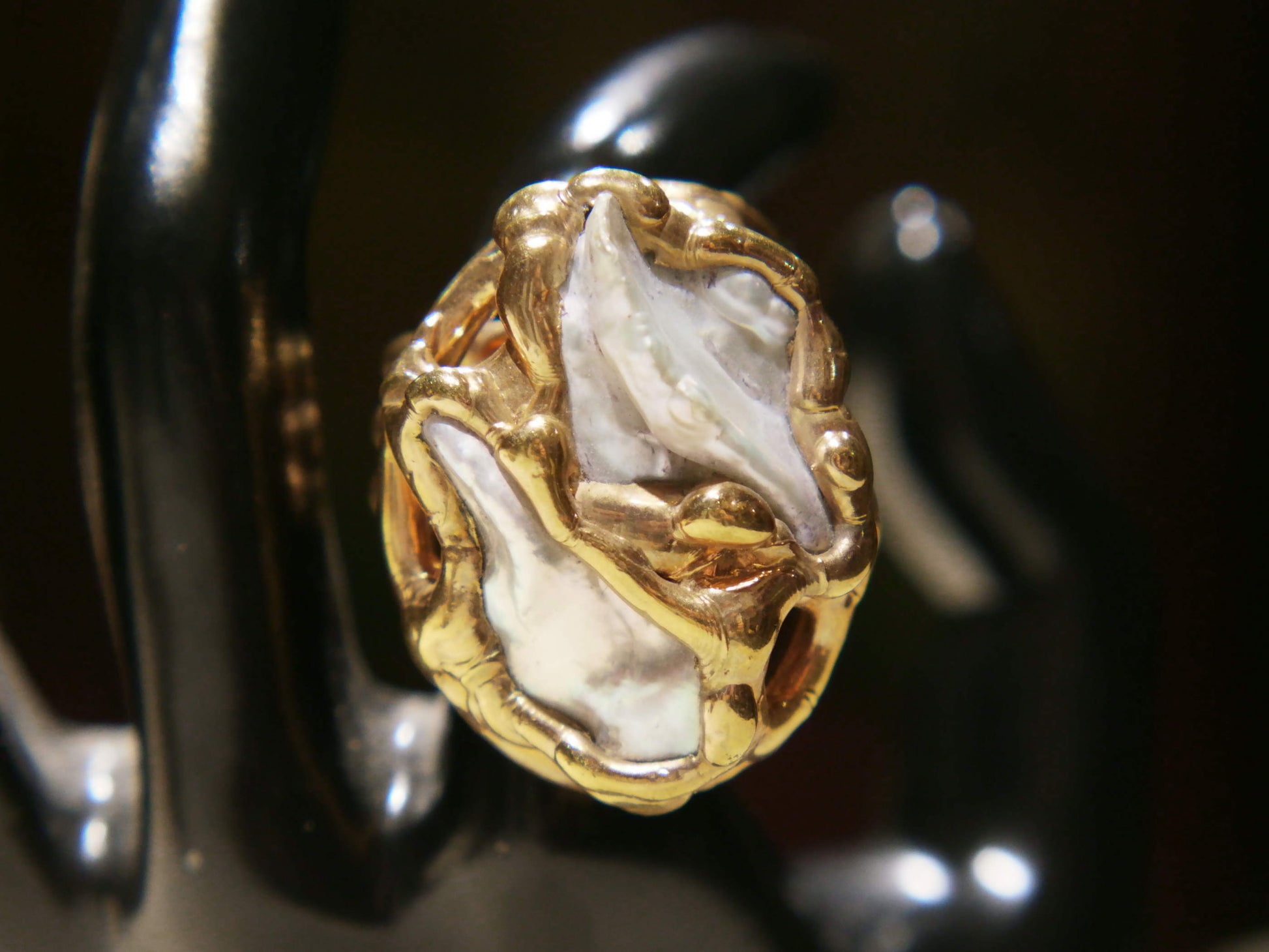 anello in ottone e perle scaramazze  costruito interamente a mano , pietre grezze lasciate tali . Anello costruito attorno alle pietre senza utilizzo di stampi o campioni standard .  unico .