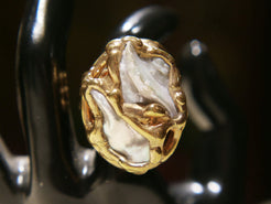 anello in ottone e perle scaramazze  costruito interamente a mano , pietre grezze lasciate tali . Anello costruito attorno alle pietre senza utilizzo di stampi o campioni standard .  unico .