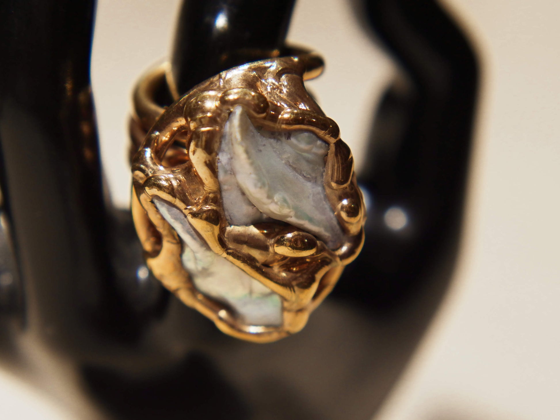 anello in ottone e perle scaramazze  costruito interamente a mano , pietre grezze lasciate tali . Anello costruito attorno alle pietre senza utilizzo di stampi o campioni standard .  unico .