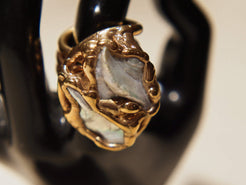 anello in ottone e perle scaramazze  costruito interamente a mano , pietre grezze lasciate tali . Anello costruito attorno alle pietre senza utilizzo di stampi o campioni standard .  unico .