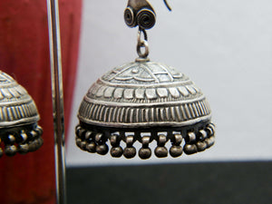 orecchini indiani lapadario , tipico orecchino indiano del Rajasthan lavorato artigianalmente databile primi 900 .  pezzo unico  dimensioni 6 x 4 cm  peso 42 gr 