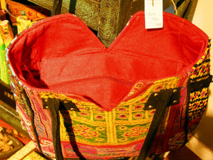 borsa indiana patchwork  tutti i pezzi che la compongono sono elementi in tessuto ricamati con specchietti , con ricamo ecc... ricavati da vecchi tessuti rajasthani  pezzo unico lavorato interamente a mano  filo oro e filo argento .  3 pon pon , apertura a cerniera ed interno foderato  lavorata in ogni angolo e lato .  56 x 40 x 17 cm esclusi manici manici 35 cm  per info ed ulteriori foto 0039 3338778241 info@etniko.it www.etniko.it
