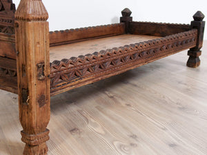 antico letto , tavolo indiano in legno di teak massello  mobile databile primi 900 inciso finemente .  costruito interamente ad incastro senza l'utilizzo di parti in metallo . Usato in principio come letto , tavolo , mobile da lavoro .