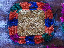 Carica l&#39;immagine nel visualizzatore di Gallery, vecchio tessuto indiano ricamato , pezzo unico lavorato a mano in ogni parte con filo in cotone , filo oro e perline . tipico del gujarat usato come decoro ed addobbo .  misure 12x9 x1  cm indicative ( + / - 1 cm)  peso 40/45 gr   indicare sull&#39;ordine il numero scelto   disponibili vari colori e dimensioni  contattare per info  0039 3338778241 info@etniko.it  fb/ig etniko by crosato