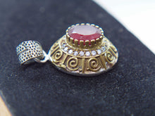 Carica l&#39;immagine nel visualizzatore di Gallery, pendaglio in stile turco , arabo .  argento , corniola e zirconi .  tutto originale ed autentico , lavorato artigianalmente fronte e retro  dimensioni  4 x 2,3 cm  peso 10 gr 