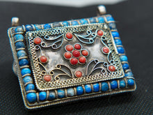 Carica l&#39;immagine nel visualizzatore di Gallery, pendaglio indiano in argento , corallo e lapislazzuli  pezzo unico , lavorato artigianalmente  dimensioni 5,5x4,5,1  peso 77 gr 