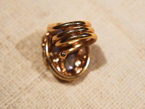 anello in ottone e perle scaramazze  costruito interamente a mano , pietre grezze lasciate tali . Anello costruito attorno alle pietre senza utilizzo di stampi o campioni standard .  unico .