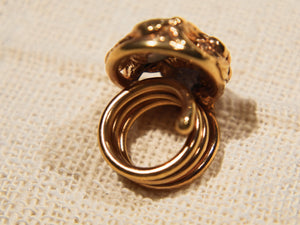 anello in ottone e perle scaramazze  costruito interamente a mano , pietre grezze lasciate tali . Anello costruito attorno alle pietre senza utilizzo di stampi o campioni standard .  unico .