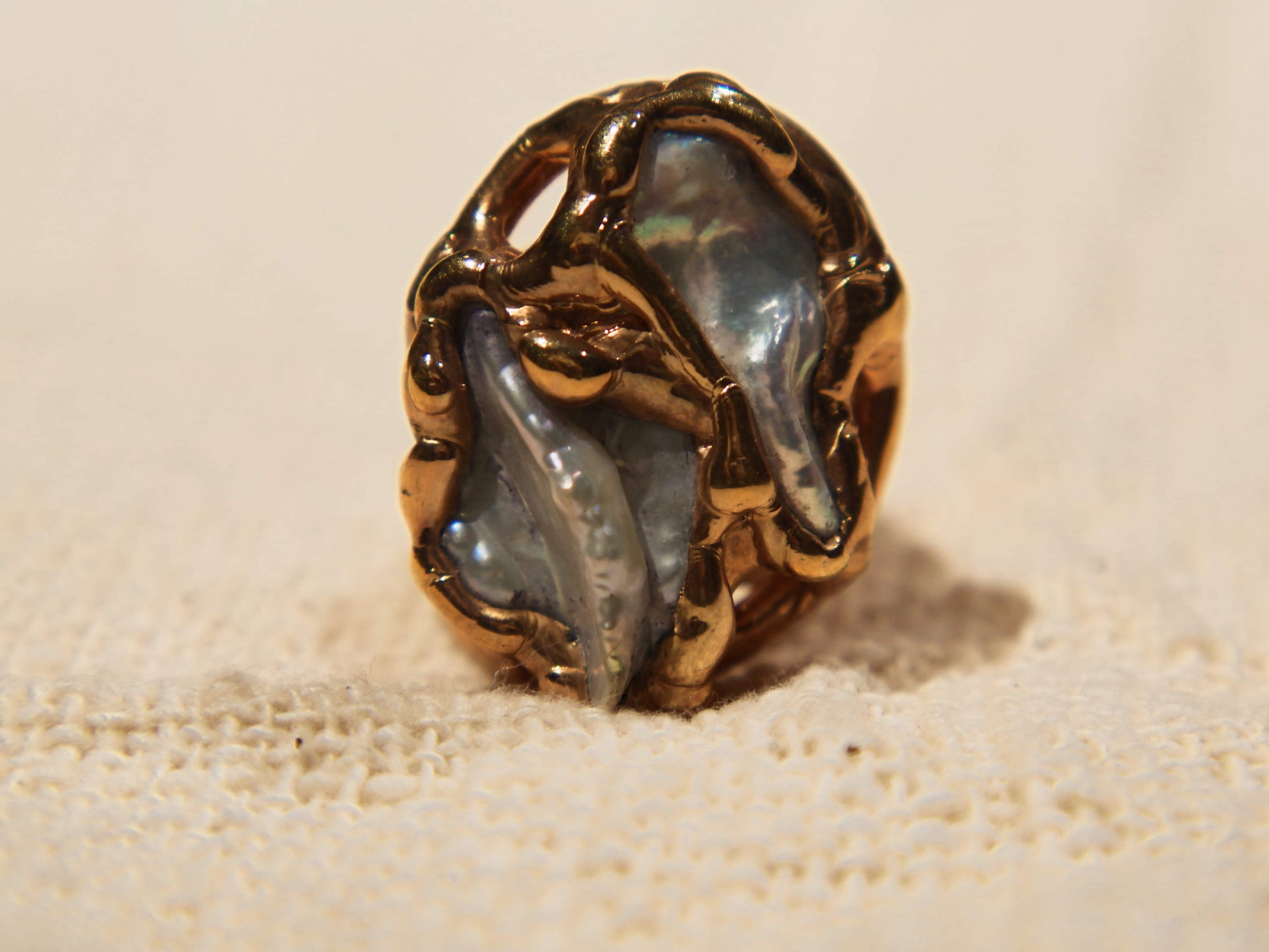 anello in ottone e perle scaramazze  costruito interamente a mano , pietre grezze lasciate tali . Anello costruito attorno alle pietre senza utilizzo di stampi o campioni standard .  unico .
