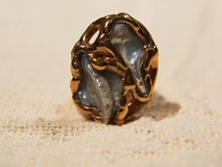 anello in ottone e perle scaramazze  costruito interamente a mano , pietre grezze lasciate tali . Anello costruito attorno alle pietre senza utilizzo di stampi o campioni standard .  unico .