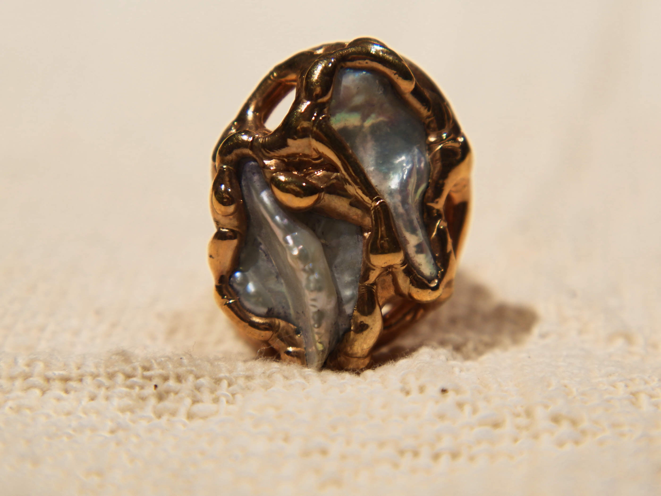 anello in ottone e perle scaramazze  costruito interamente a mano , pietre grezze lasciate tali . Anello costruito attorno alle pietre senza utilizzo di stampi o campioni standard .  unico .