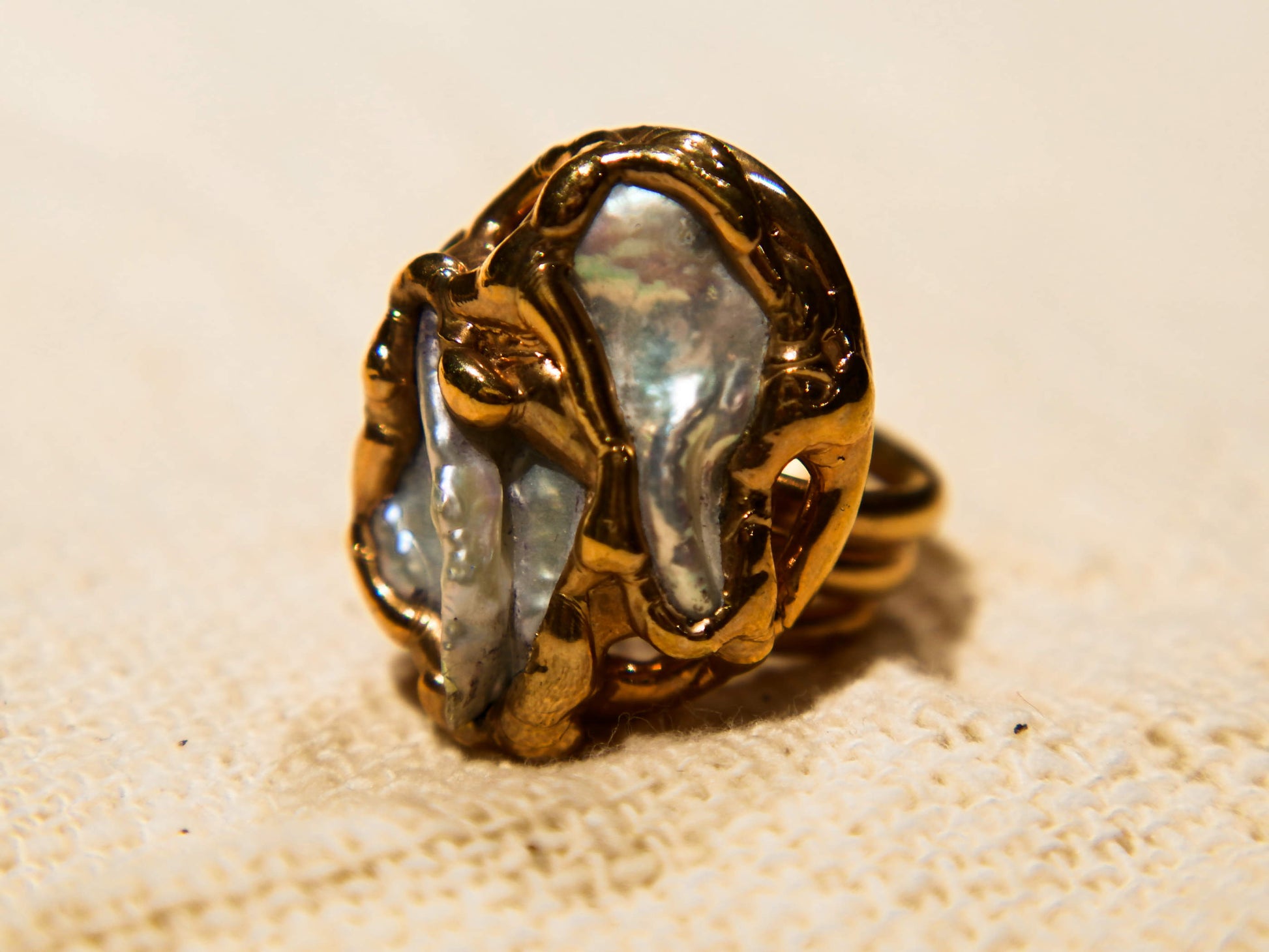 anello in ottone e perle scaramazze  costruito interamente a mano , pietre grezze lasciate tali . Anello costruito attorno alle pietre senza utilizzo di stampi o campioni standard .  unico .