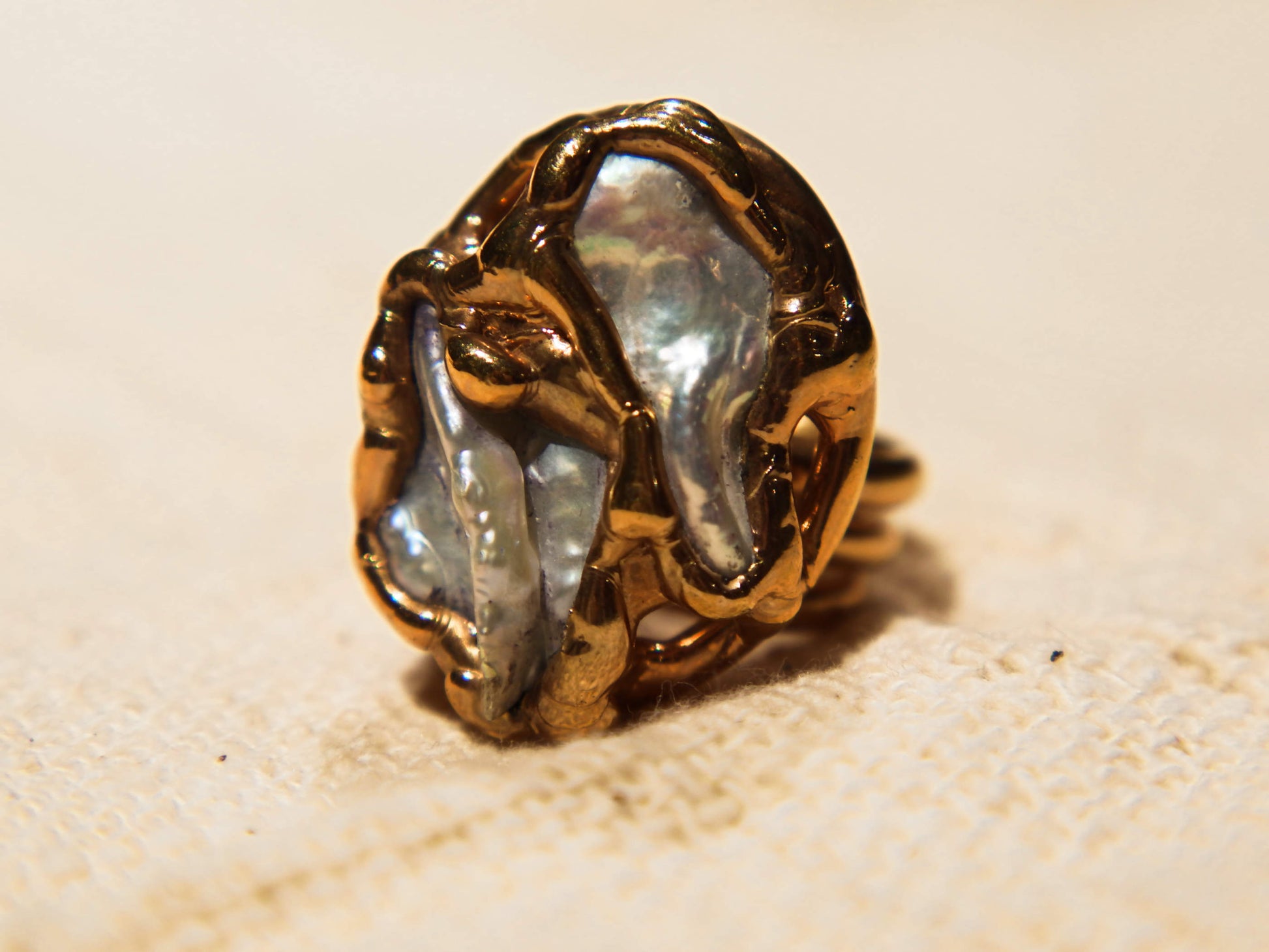 anello in ottone e perle scaramazze  costruito interamente a mano , pietre grezze lasciate tali . Anello costruito attorno alle pietre senza utilizzo di stampi o campioni standard .  unico .